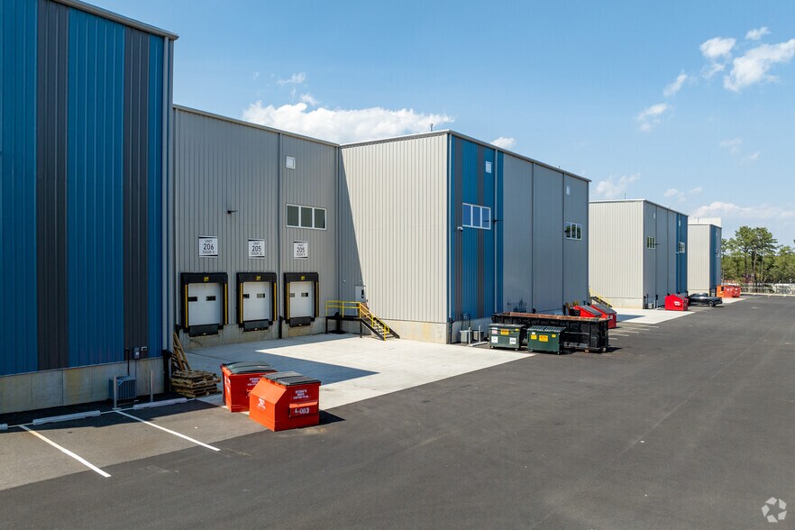 More Photos Of 785 Vassar Ave, Lakewood Warehouse For Lease