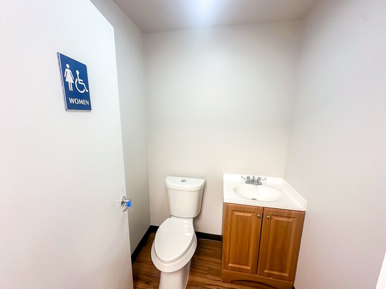 More Photos Of 11720 Warfield St, San Antonio Light Manufacturing For Lease