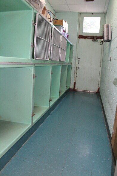 More Photos Of 112 Barclay Ave, Wa Keeney Veterinarian Kennel For Sale