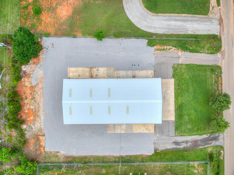 More Photos Of 6355 Boucher Dr, Edmond Showroom For Lease