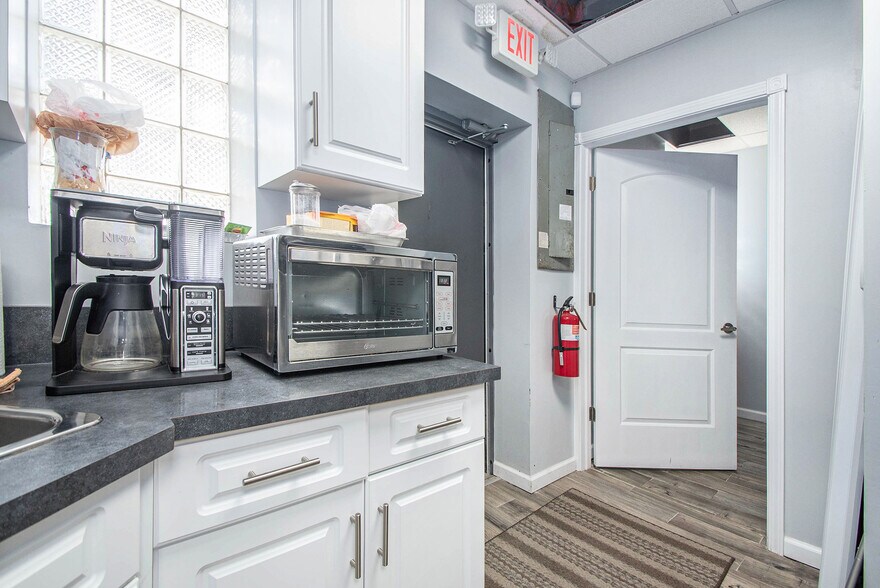 More Photos Of 14729 Champaign Rd, Allen Park Storefront Retail Office For Lease