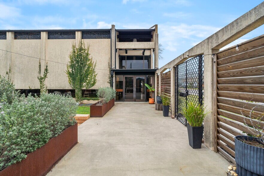 More Photos Of 4720 Avenue O 1/2, Galveston Showroom For Sale