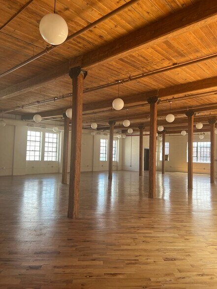 More Photos Of 32 Bridge St, Brooklyn Office For Lease