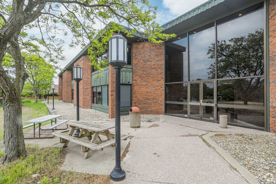 Primary Photo Of 3040 Charlevoix Dr SE, Grand Rapids Office For Lease