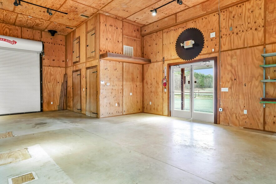 More Photos Of 8977 DuPont Blvd, Lincoln Convenience Store For Sale