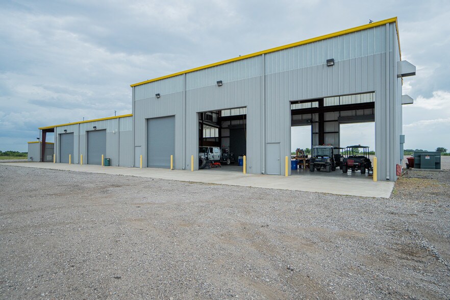 More Photos Of 7044 Interstate 10, Sealy Distribution For Sale