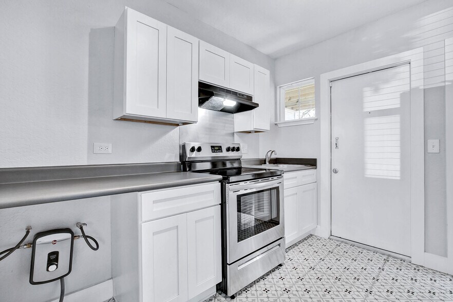 More Photos Of 1020 W French Plz, San Antonio Apartments For Sale