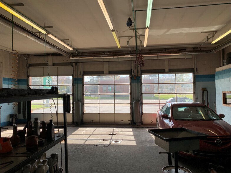 More Photos Of 1005 W Main St, Kent Auto Repair For Sale
