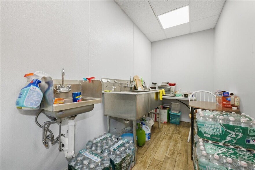 More Photos Of 12 Lido Blvd, Point Lookout Service Station For Sale