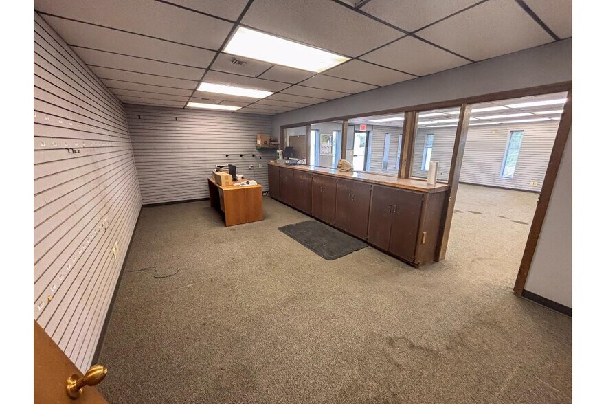 More Photos Of SE 241 SE 10 Ave, Great Bend Warehouse For Sale