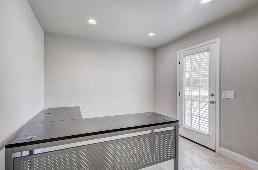 More Photos Of 4877 Sam Rayburn Hwy, Anna Office For Lease