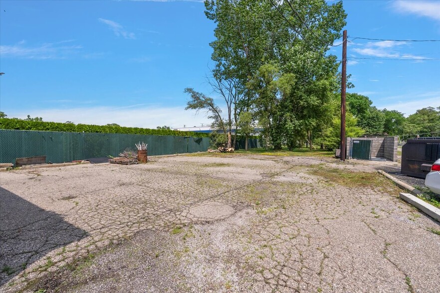 More Photos Of 1357 S Gratiot Ave, Clinton Township Showroom For Sale