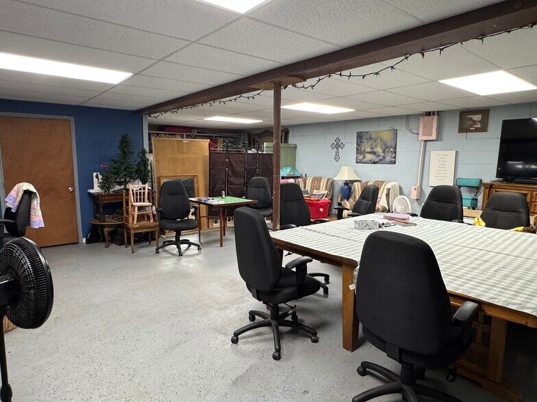 More Photos Of 706 N Perry St, Palestine General Retail For Sale