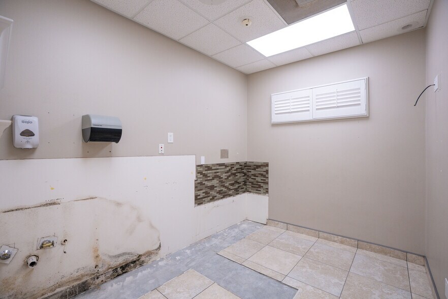 More Photos Of 3628 N Lecanto Hwy, Beverly Hills Veterinarian Kennel For Sale