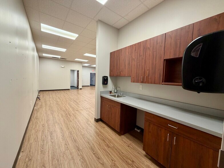 More Photos Of 2688 DeKalb Ave, Sycamore Freestanding For Lease
