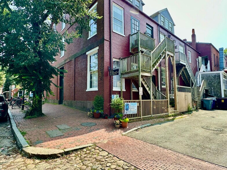 More Photos Of 33 Main St, Nantucket Storefront Retail Office For Lease