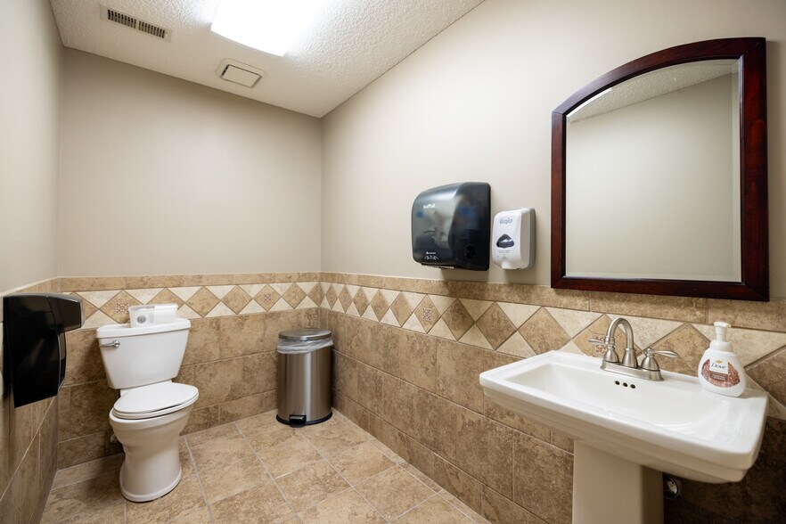 More Photos Of 11108 N Oak Tfwy, Kansas City Office For Lease