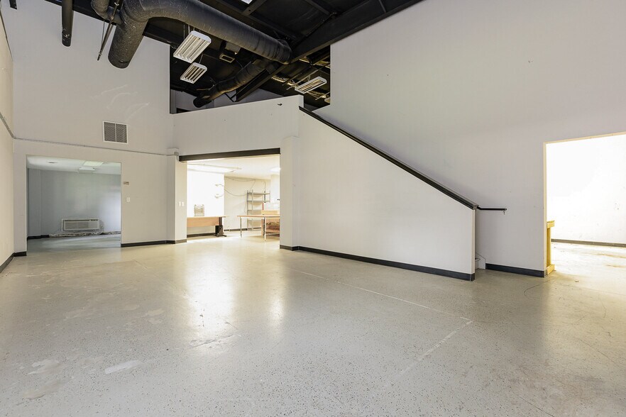 More Photos Of 100 Industrial Dr, Fredericksburg Showroom For Sale