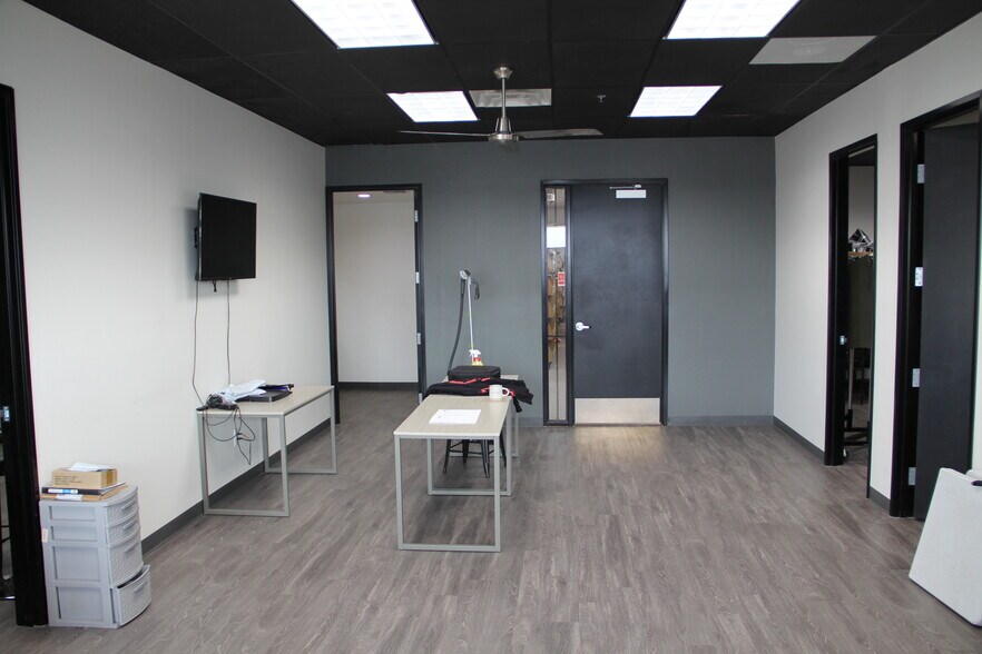 More Photos Of 2452 W Birchwood Cir, Mesa Manufacturing For Lease