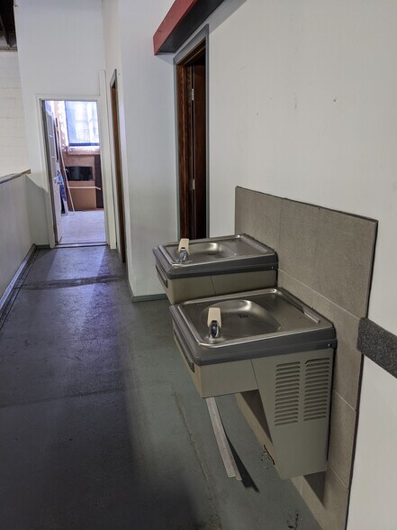 More Photos Of 250 S Kinzie Ave, Bradley Flex For Sale