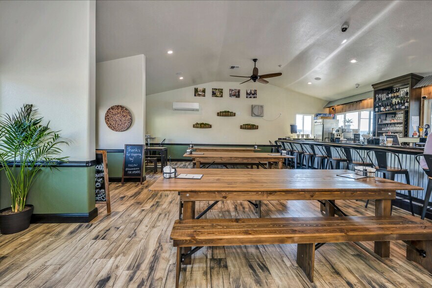 More Photos Of 14625 Lakeshore Dr, Clearlake Restaurant For Sale