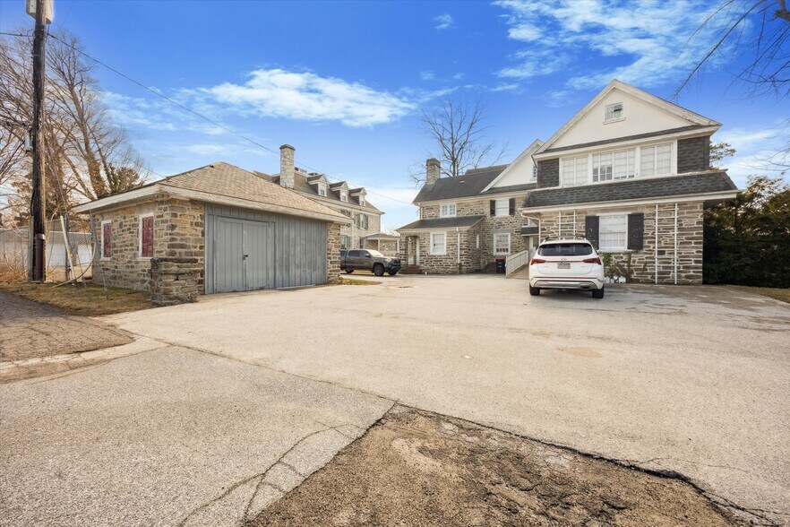 More Photos Of 400 E 21st St, Chester Office For Sale