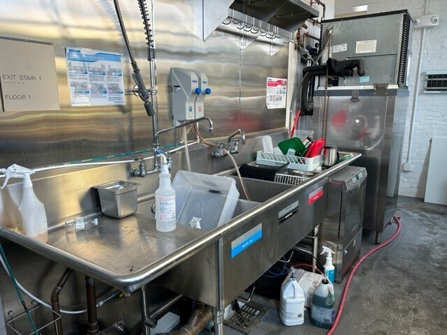 More Photos Of 1 Mgm Way, Springfield Fast Food For Lease