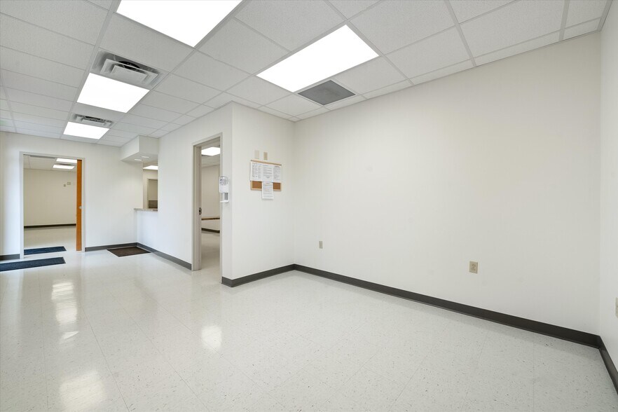 More Photos Of 114 Parliament Dr, Maryville Medical For Sale