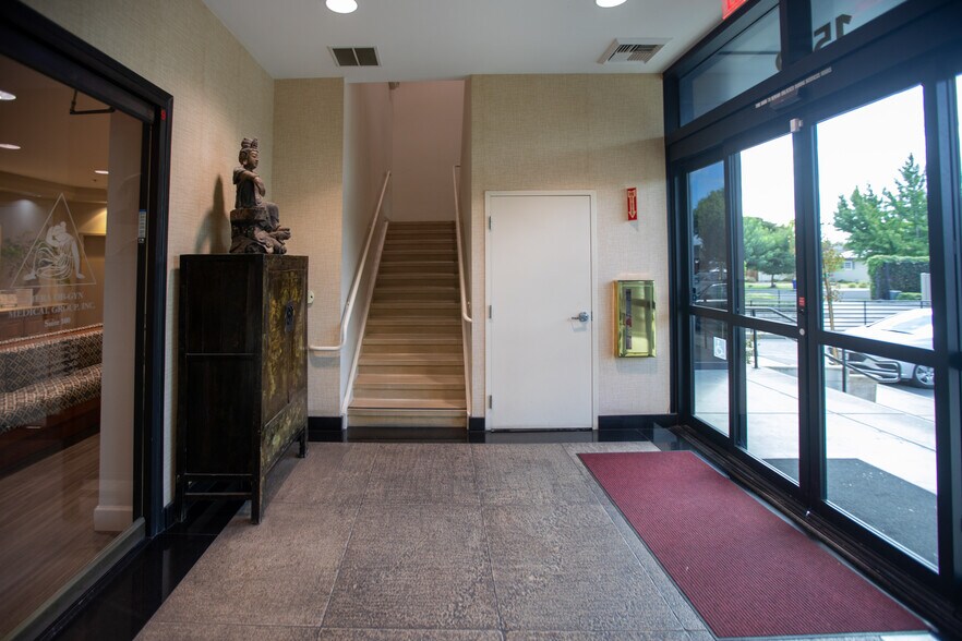 More Photos Of 1552 Coffee Rd, Modesto Medical For Lease