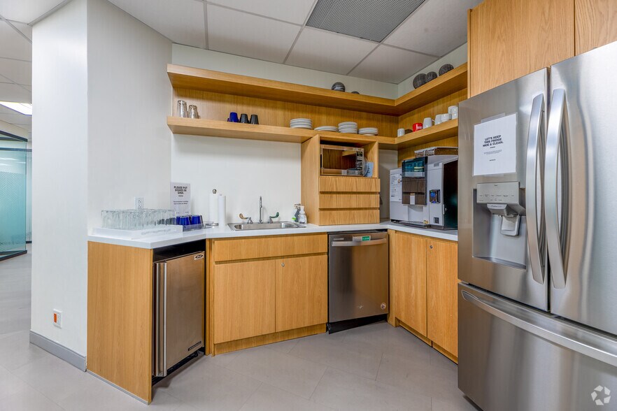 More Photos Of 200 Bay St, Toronto Coworking Space