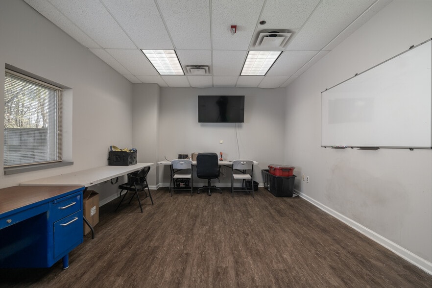 More Photos Of 2370 Justin Trl, Alpharetta Light Manufacturing For Sale