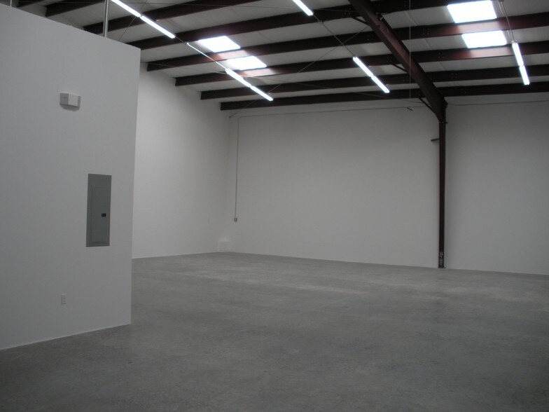 More Photos Of 8416 S Breeze Dr, Houston Light Manufacturing For Lease