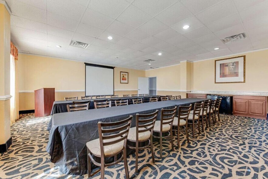 More Photos Of 895 Lake Rd, Thomasville Hotel For Sale