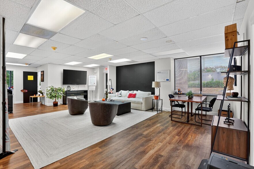 More Photos Of 2050 Old Bridge Rd, Woodbridge Medical For Sale