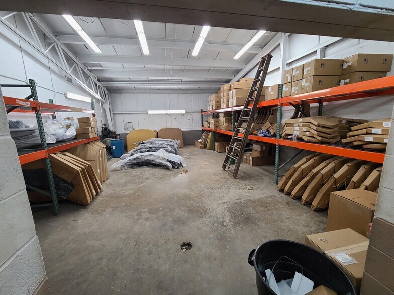 More Photos Of 801 W Grant Hwy, Marengo Showroom For Sale