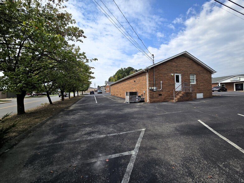 More Photos Of 1901 Brookside Dr, Kingsport Medical For Lease