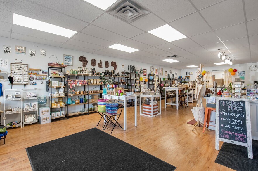 More Photos Of 1652 Grand Ave, Saint Paul Storefront Retail Office For Lease