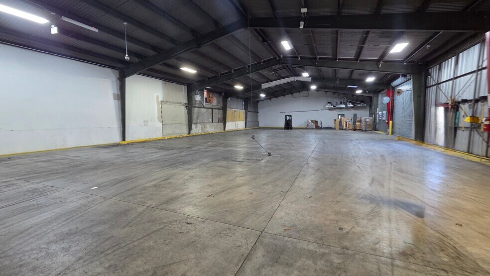 More Photos Of 13109 Budlong Ave, Gardena Warehouse For Lease