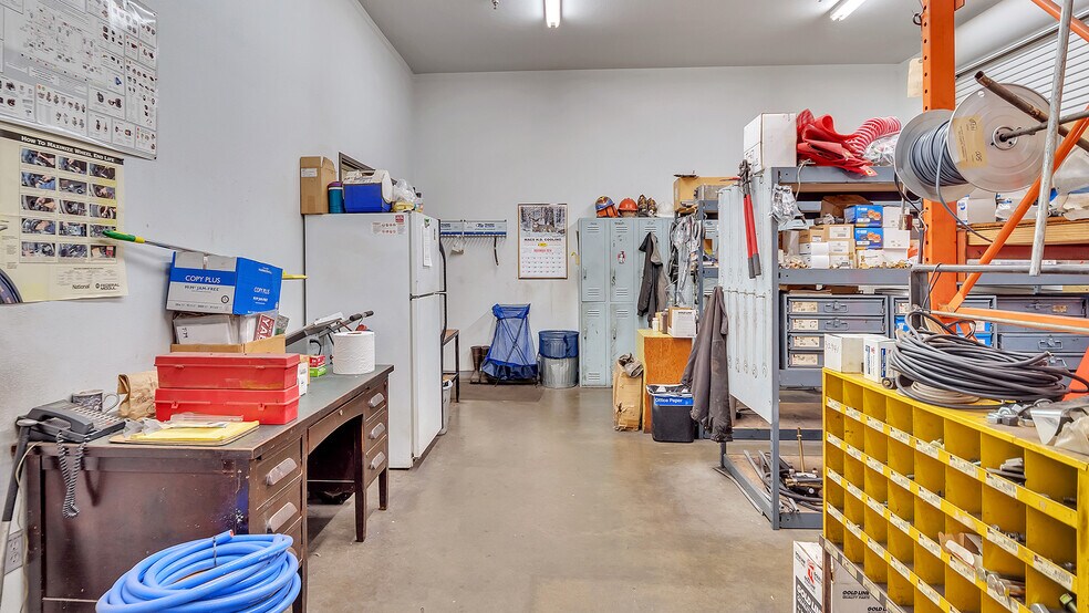 More Photos Of 7025 N Leadbetter Rd, Portland Service For Lease