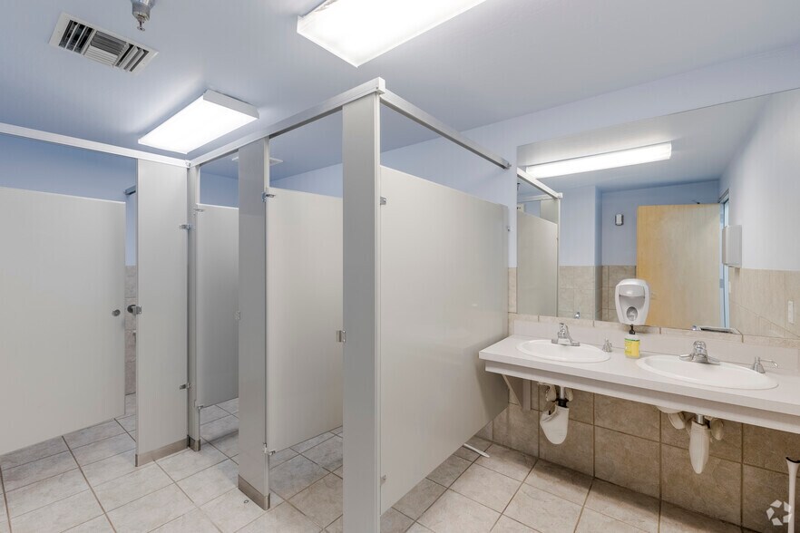 More Photos Of 7890 S Hardy Dr, Tempe Light Distribution For Lease