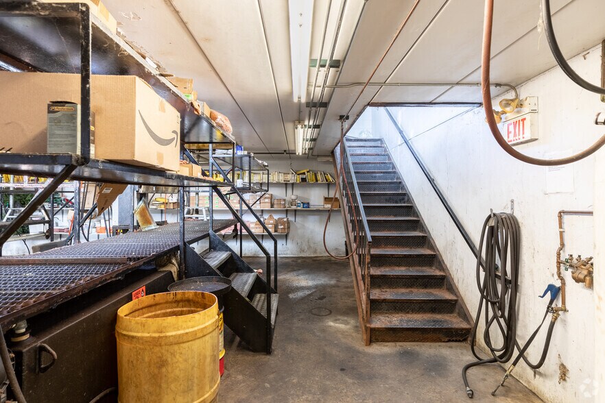 More Photos Of 2101 E Home Rd, Springfield Freestanding For Sale