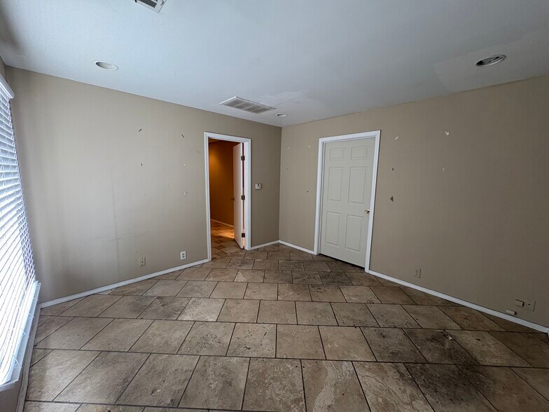 More Photos Of 305 N Redbud Ave, Broken Arrow Warehouse For Lease