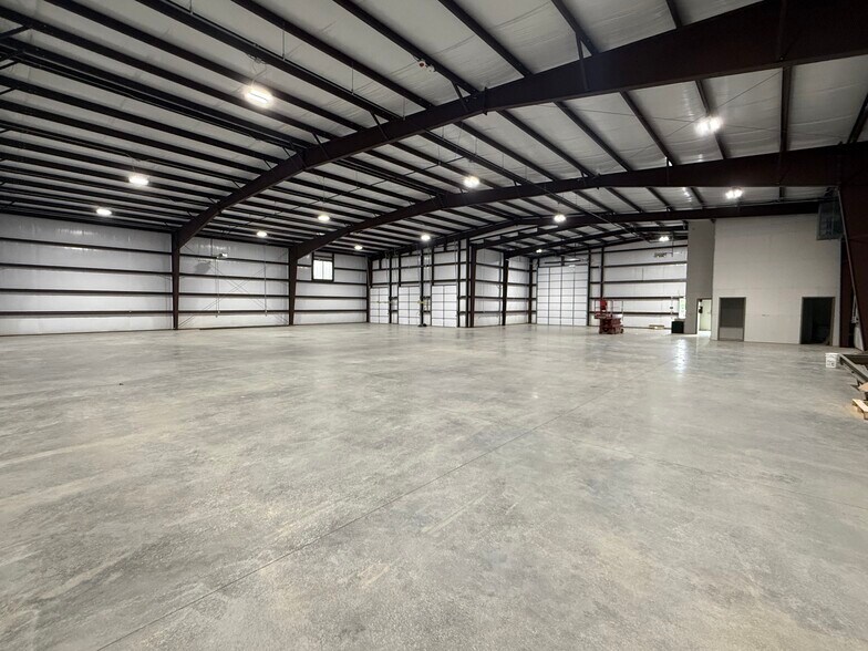 More Photos Of 595 Kawneer dr, Springdale Warehouse For Lease