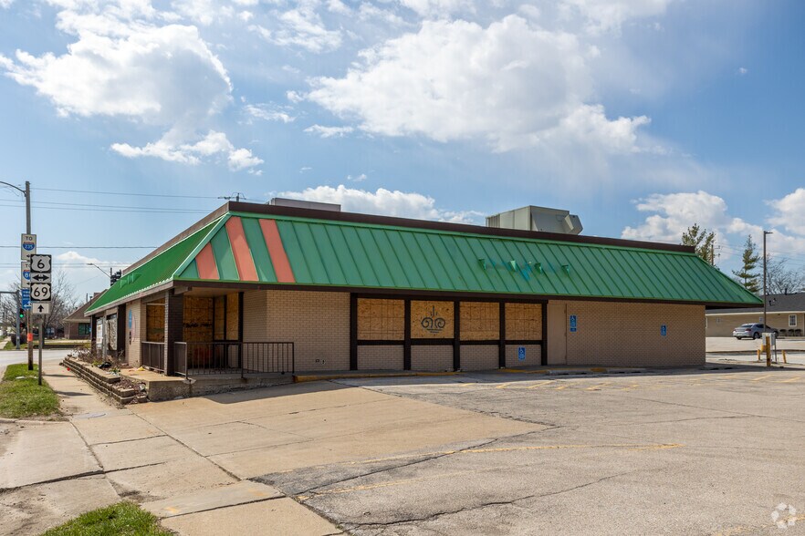 More Photos Of 3600 E 14th St, Des Moines Restaurant For Sale