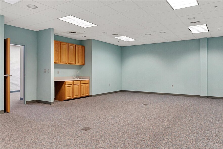 More Photos Of 740 E Ash St, Springfield Office For Lease