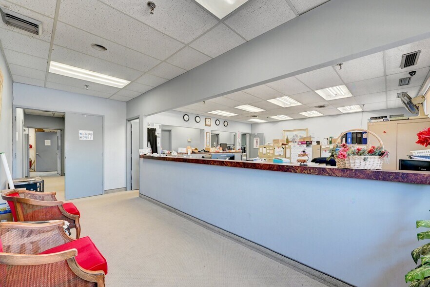 More Photos Of 350 Rue De Port-Royal O, Montréal Distribution For Sale