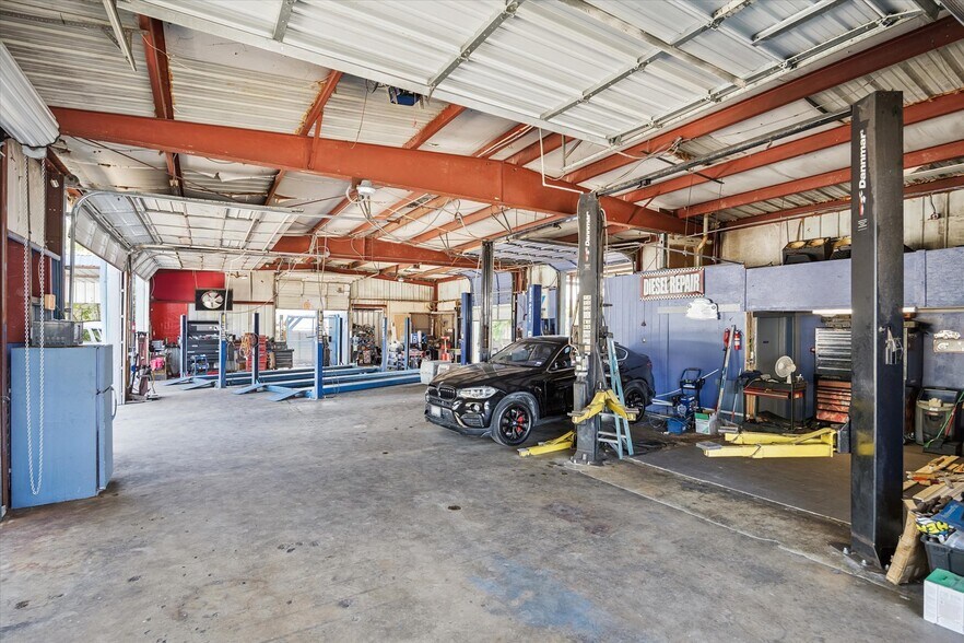 More Photos Of 8921 Daffodil Ave, Houston Auto Repair For Sale