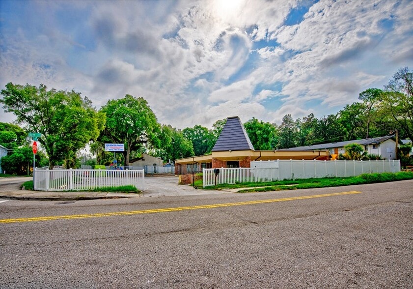 Primary Photo Of 6902 Lillian Rd, Jacksonville Office For Sale