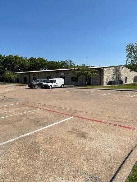 More Photos Of 194 Industrial Blvd, McKinney Showroom For Lease