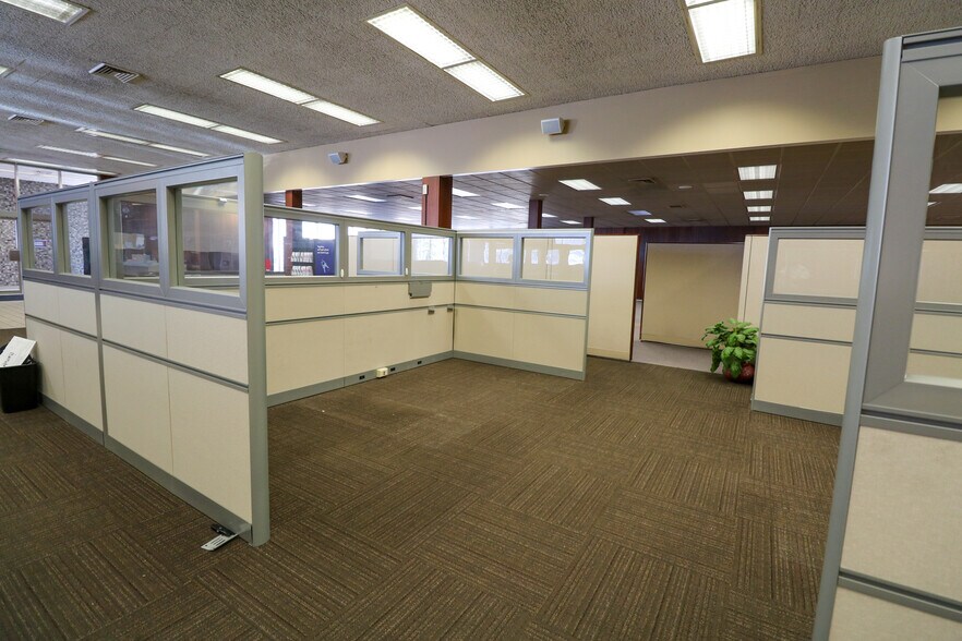 More Photos Of 619 SE Main St, Roseburg Bank For Lease